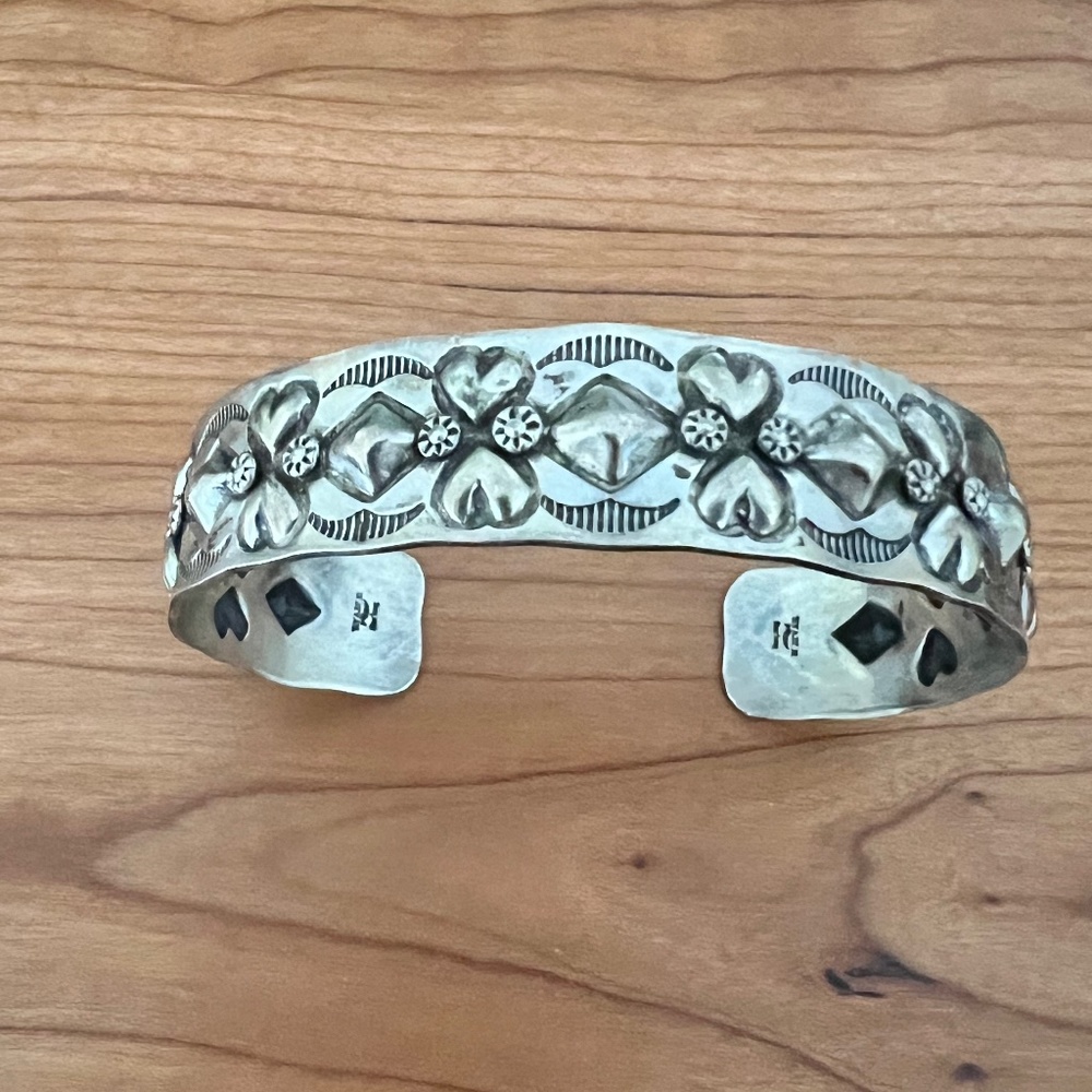Silver pressed clutch style bracelet